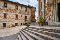 Passeggiata nel centro storico del borgo di Castellina in Chianti in Toscana
