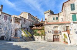 Passeggiata nel centro storico di Capalbio, borgo della Maremma, Toscana meridionale (Grosseto)