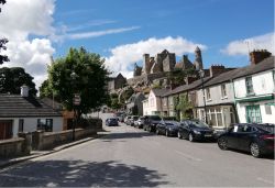 Passeggiata nel centro storico di Cashel, Sullo sfondo il Castello di Rock of Cashel