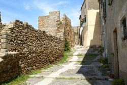 Passeggiata nel centro storico di Giglio Castello in Toscana