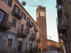 Passeggiata nel centro storico di Grugliasco in Piemonte, dominato dalla Torre CIvica - © Claudio Divizia / Shutterstock.com