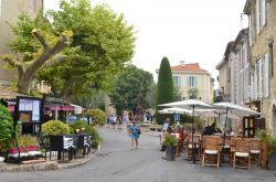 Passeggiata nel centro storico di Mougins in Costa Azzurra