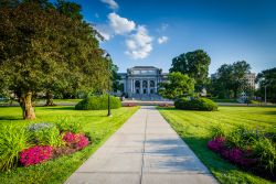 Passeggiata nel parco e Biblioteca Nazionale del Connecticut a Hartford, USA.
