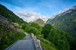 Passeggiata nella natura del borgo di Soglio, Svizzera.
