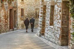 Passeggiata nelle strade del borgo di Corciano in Umbria - © Orietta Gaspari / Shutterstock.com