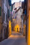 Passeggiata nelle stradine del borgo antico di Poggibonsi in Toscana