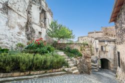 Passeggiata nelle stradine del borgo di Capestrano in Piemonte - © Stefano_Valeri / Shutterstock.com