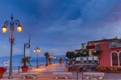 passeggiata notturna a Lazise Lago di Garda - © Lukasz Szwaj / Shutterstock.com