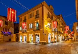 Passeggiata notturna nel centro di Alba, Piemonte, Italia. Una bella immagine delle vie centrali della città piemontese - © Rostislav Glinsky / Shutterstock.com 