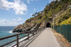 Passeggiata pedonale e ciclabile da Cogoleto a Varazze, Liguria. Realizzato su un ex binario della ferrovia, il lungomare offre uno splendido panorama sul mare.




