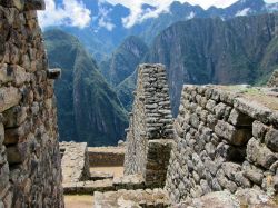 Passeggiata fra le rovine di Machu Picchu, Perù - La posizione della città per secoli fu un segreto militare ben custodito in quanto i profondi dirupi che la circondano ne erano ...