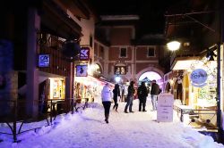 Passeggiata serale nel centro di Valmorel in Francia