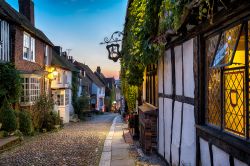 Passeggiata serale sulla Mermaid Street di Rye in Inghilterra