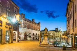 Passeggiata serale tra i monumenti di Piazza Cavalli a Piacenza