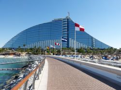 Passeggiata sino all'Hotel Jumeirah Beach a Dubai, UAE. Questo singolare albergo a forma di onda si affaccia sul Golfo Persico  - © photovla / Shutterstock.com