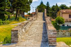 Passeggiata sopra al Ponte di San Donato a Modigliana, lo storico passggio sul Torrente Tramazzo