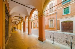 Passeggiata sotto ai portici del centro storico di Modena, Emilia-Romagna.
