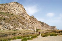 Passeggiata sotto al Santuario di Tindari, lungo la costa di Oliveri in Sicilia