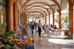 Passeggiata sotto un portico del centro storico di Piacenza in Emilia - © MikeDotta / Shutterstock.com