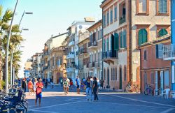 Passeggiata sul lungomare di Porto Recanati, siamo nella zona del Monte Conero, nelle Marche - © poludziber / Shutterstock.com