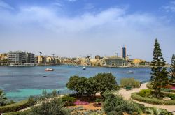 Passeggiata sul lungomare di Sliema, Malta. Qui ...