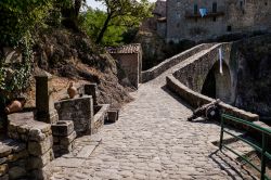 Passeggiata sul ponte di San Michele, la struttura medievale di Piazza al Serchio in Toscana
