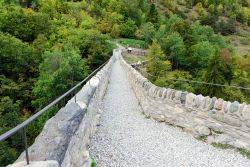 Passeggiata sull'acquedotto romano di  Pont d’Aël a Aymavilles, provincia di Aosta