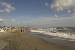 Passeggiata sulla battigia della spiaggia di Marina di Massa in Toscana - © Greta Gabaglio / Shutterstock.com