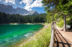 Passeggiata sulle rive del Lago di Carezza tra le montagne delle Dolomiti in Alto Adige - © Luboslav Tiles / Shutterstock.com