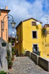 Passeggiata tra le case colorate di Eboli in Campania, borgo del salernitano