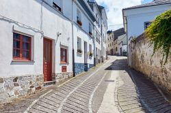 Passeggiata tra le case del centro di Castropol, il borgo alla foce del fiume Eo in Spagna