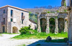 Passeggiata tra le case diroccate del borgo di Roscigno Vecchia