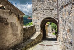 Passeggiata tra le strade medievali del borgo di Santa Fiora, Toscana del sud