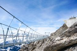 Il ponte Titlis Cliff Walk di Engelberg, Svizzera - In occasione dei cento anni dalla costruzione della funivia Engelberg-Gershnialp, dal dicembre 2012 la Svizzera centrale ha una nuova attrazione, ...