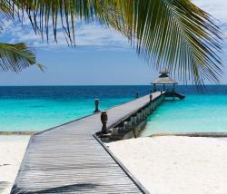 La passerella di legno di un resort sull'acqua cristallina dell'Atollo di Baa, nell'arcipelago delle Maldive - foto © Christoph Weber / Shutterstock.com

