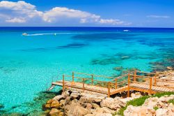 Passerella in legno con gradini sul mare nei pressi di Protaras, isola di Cipro.

