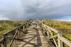 Passerella in legno fra le dune del litorale nei pressi di Esposende, Portogallo.


