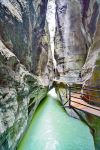 Passerella in legno lungo la Gola di Aare, Meiringen, Svizzera. Per millenni l'acqua ha scavato diversi percorsi fra cui l'odierna gola di Aare è la più recente.
