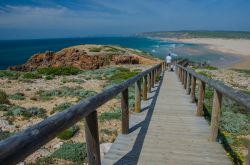 Passerella in legno per raggiungere la spiaggia di Bordeira nei pressi di Carrapateira, Algarve.



