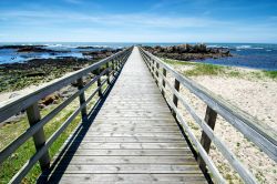Passerella in legno per raggiungere la spiaggia di Viana do Castelo, nord del Portogallo.

