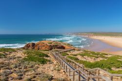 Passerella in legno sulla spiaggia di Amoreira nel distretto di Aljezur, Portogallo. Una comoda passeggiata permette di non mettere in pericolo l'ecosistema di questo paradiso naturale.

 ...