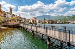 Passerella pedonale sul versante italiano del Lago di Lugano a Porto Ceresio in Lombardia