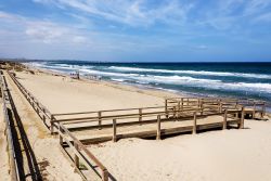 Passerella per portatori di disabilità motorie nella spiaggia di Marina di Sorso, costa della Sardegna.



