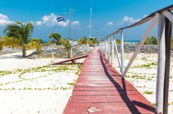 La passerella che porta alla spiaggia di Cayo Blanco, isoletta tropicale dell'arcipelago cubano.