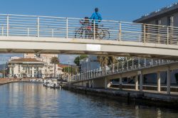 Passerella sull'acqua nel centro di Viareggio, provincia di Lucca, Toscana.

