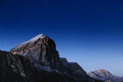 Passo Falzarego by night a Cortina d'Ampezzo, Veneto. Questo valico alpino mette in comunicazione l'alto Agordino con Cortina d'Ampezzo attraverso la strada statale 48 delle Dolomiti.


 ...