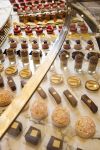 Pasticceria nella nuova boutique di Pierre Hermé a Parigi, Francia. Aperta in collaborazione con L'Occitane en Provence, si trova sugli Champs-Elysées al civico 86 - © ...