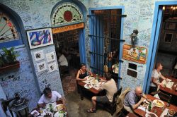 Il patio interno de "La Bodeguita del Medio", in calle Empedrado 207, nel centro dell'Avana (Cuba) - © T photography / Shutterstock.com