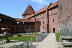 Patio nel Castello di Malbork: è uno dei tanti spazi verdi all'interno del complesso del castello, perfettamente curato, dove dapprima i monaci e poi i re polacchi usavano rilassarsi. ...