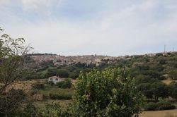 Pattada Panorama della cittadina della Sardegna, famosa per i suoli Coltelli - © Gianni Careddu, CC BY-SA 4.0, Wikipedia 